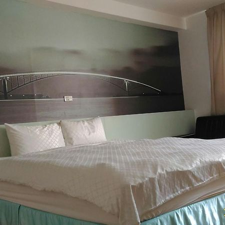 Sky Square Homestay Манонг Екстериор снимка