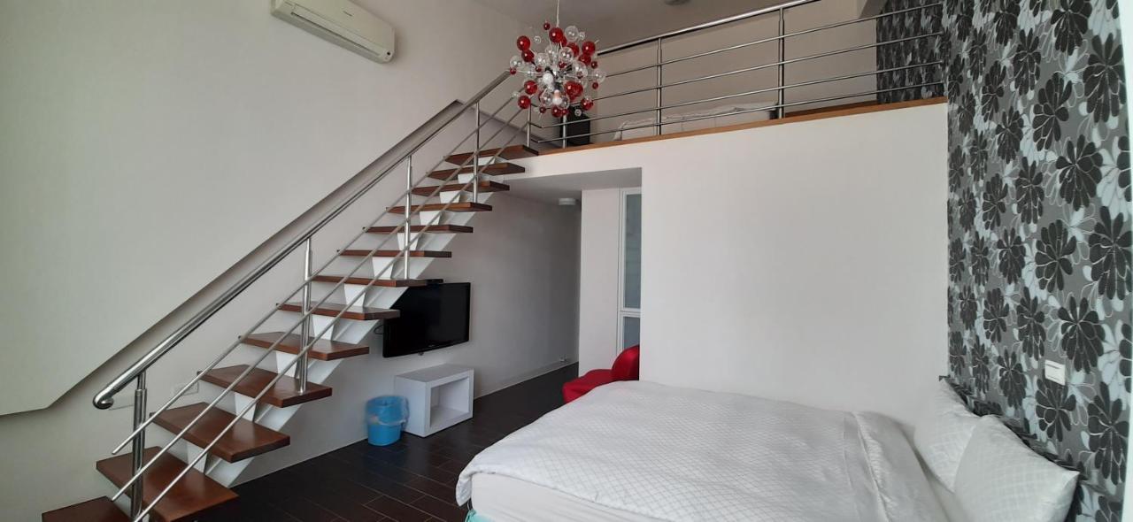 Sky Square Homestay Манонг Екстериор снимка